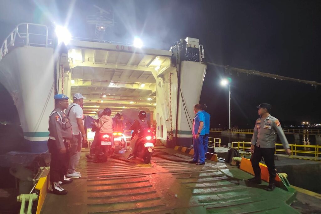 Polsek Kawasan Lembar Pastikan Legalitas Kendaraan Rute Bali