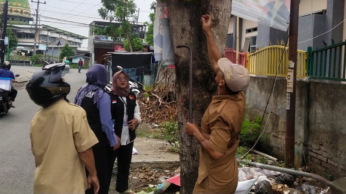 Pilkada Damai, Penertiban APK di Labuapi Lombok Barat Berjalan Mulus