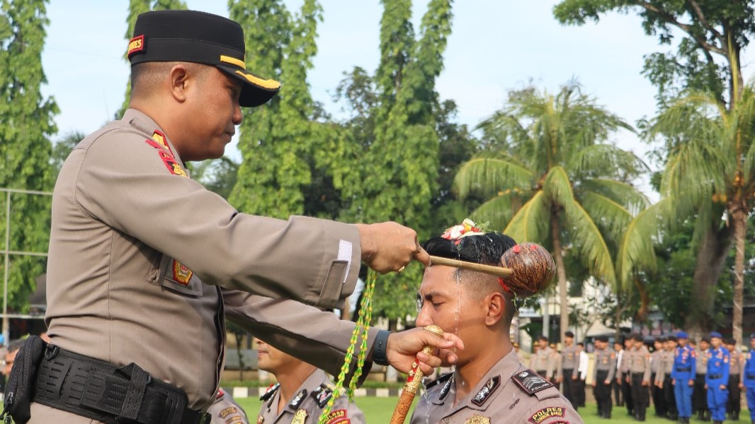 Dedikasi dan Loyalitas Dihargai: Polres Lombok Barat Gelar Upacara Kenaikan Pangkat dan Purna Tugas