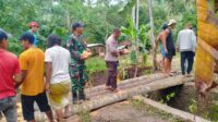 Jalan Putus di Sekotong, TNI-Polri dan Warga Gotong Royong Bangun Jalan Darurat