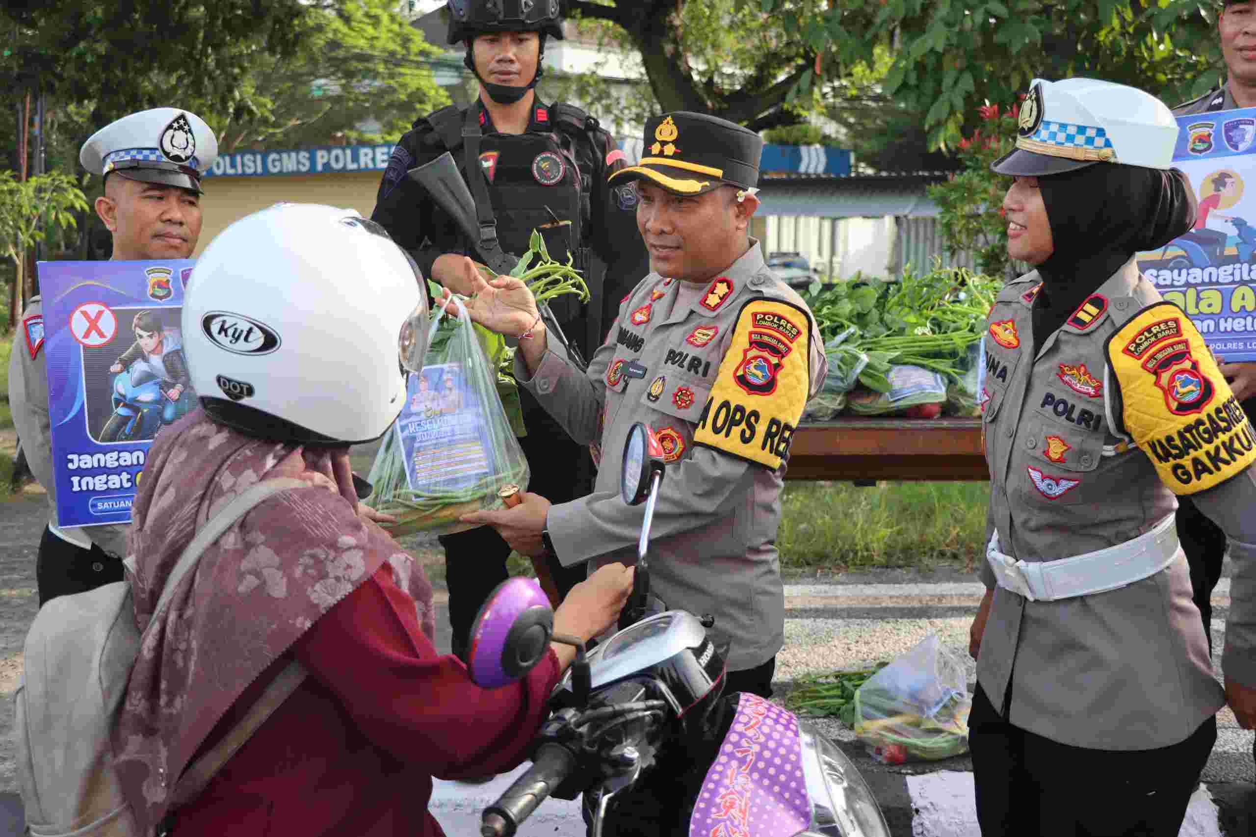 Operasi Keselamatan Rinjani 2025, Polres Lobar Edukasi Pengendara dengan Hadiah Sayuran