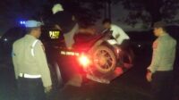 Patroli KRYD Polsek Lembar, Bantu Remaja Mogok Motor di Tanjakan Grepek