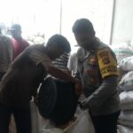 Jaga Kualitas, Polri Bantu Petani Lombok Barat Pipil Jagung