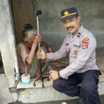 Polres Lombok Barat Salurkan Bantuan Tongkat di Desa Jakem