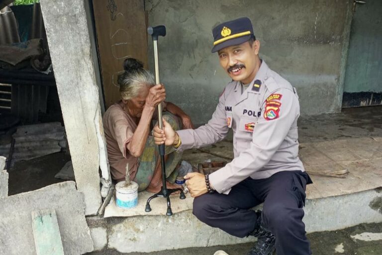 Polres Lombok Barat Salurkan Bantuan Tongkat di Desa Jakem