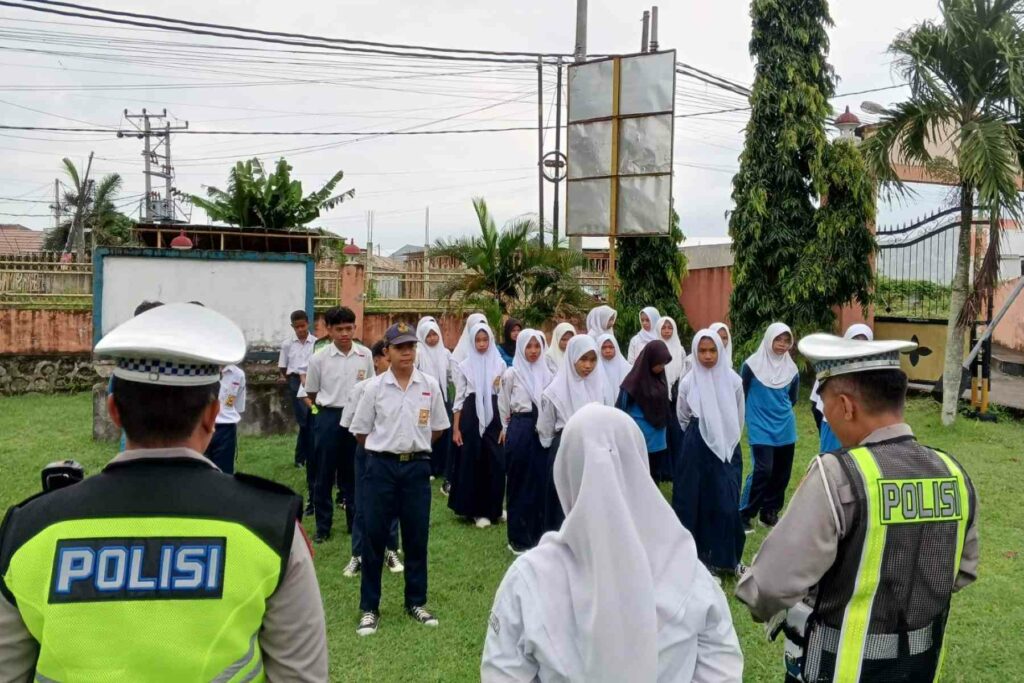 Sat Lantas Polres Lobar Latih PKS SMPN 1 Labuapi