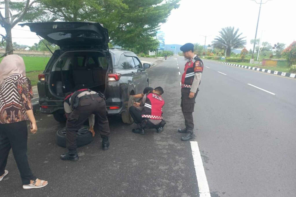 Aksi Humanis Sat Samapta Polres Lobar Bantu Warga Ganti Ban di By Pass BIL II